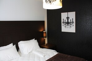 Habitación estándar doble | Ropa de cama de alta calidad, caja fuerte, decoración individual