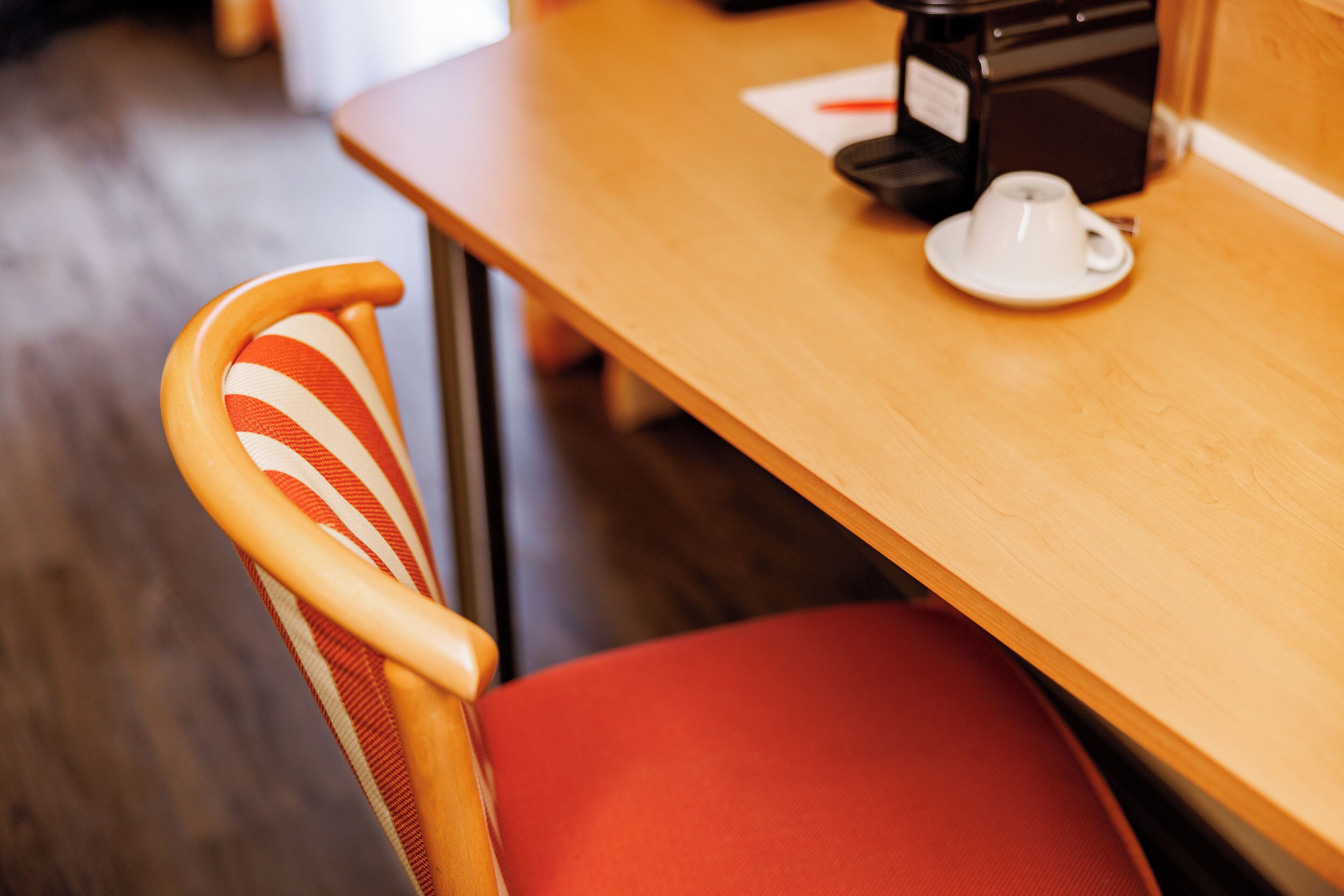 hypo-allergenic bedding, in-room safe, desk, free wifi