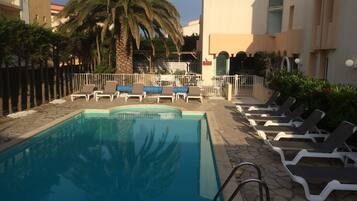 Piscine extérieure (ouverte en saison), chaises longues