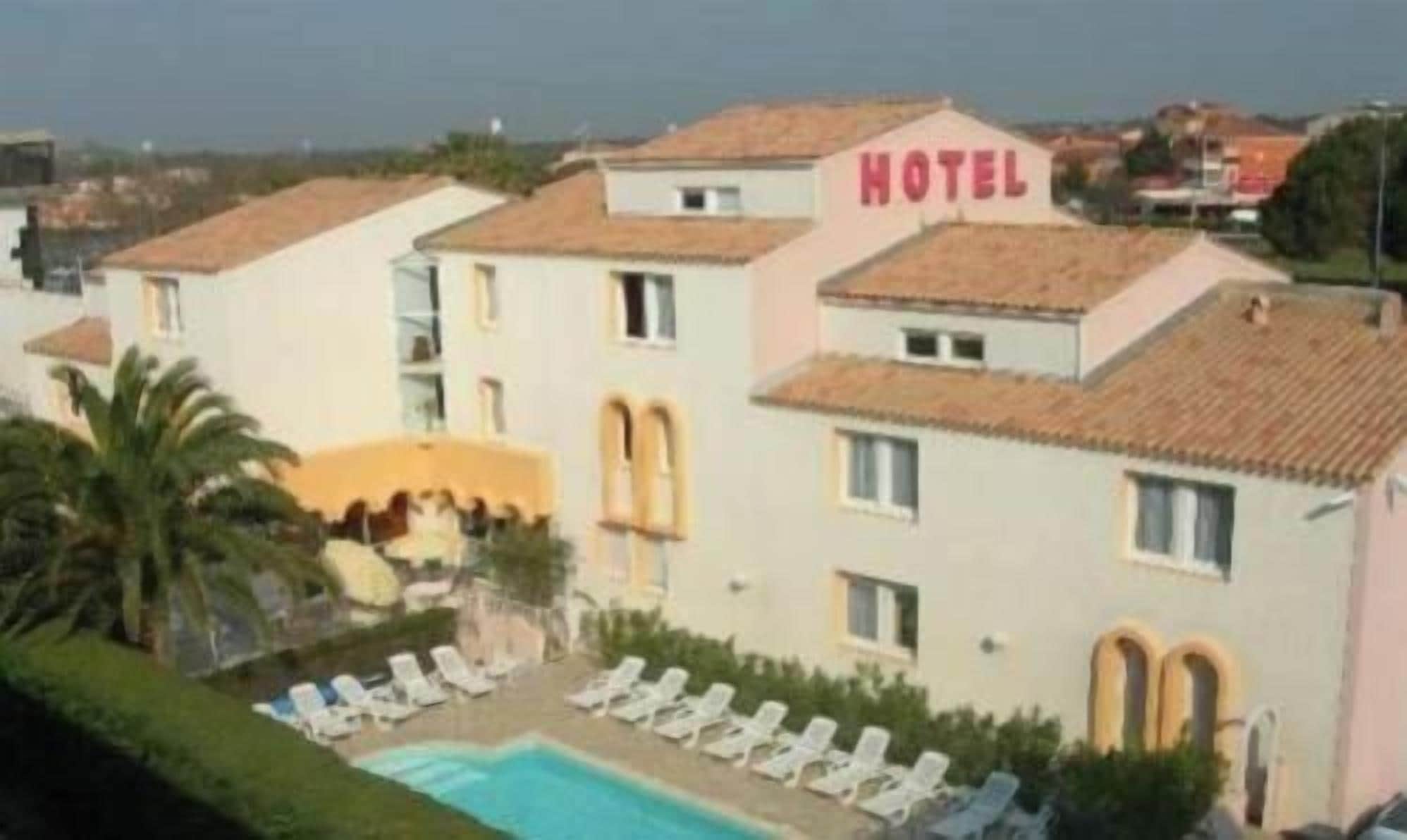 Hotel amb piscina, gandules i una vista despejada de l'entorn.