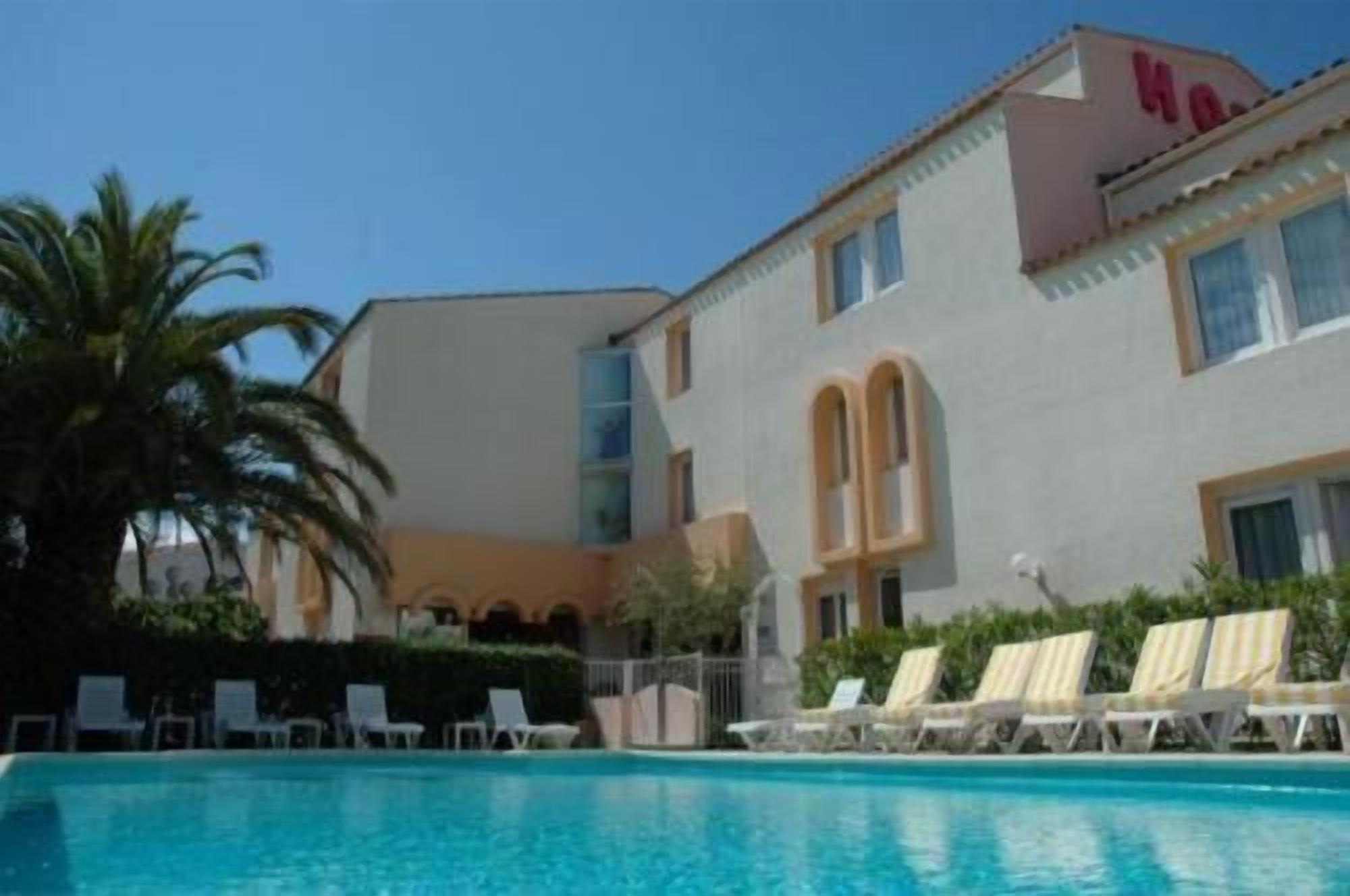 Seasonal outdoor pool, sun loungers