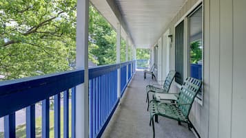 Standard Room, 1 King Bed | Terrace/patio