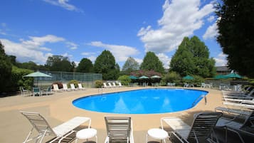 Una piscina al aire libre de temporada