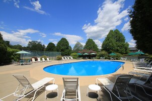 Una piscina al aire libre de temporada