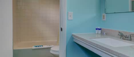 Une salle de bain avec une baignoire, des toilettes et un lavabo.