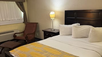 Deluxe Room, 1 Queen Bed | In-room dining
