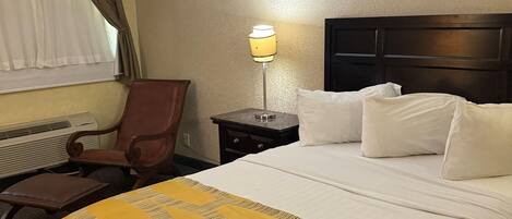 Deluxe Room, 1 Queen Bed | In-room dining