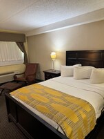 Deluxe Room, 1 Queen Bed | In-room dining
