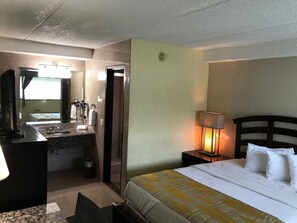 华丽客房, 1 张大床 | 高档床上用品、办公桌、遮光窗帘、熨斗/熨板
