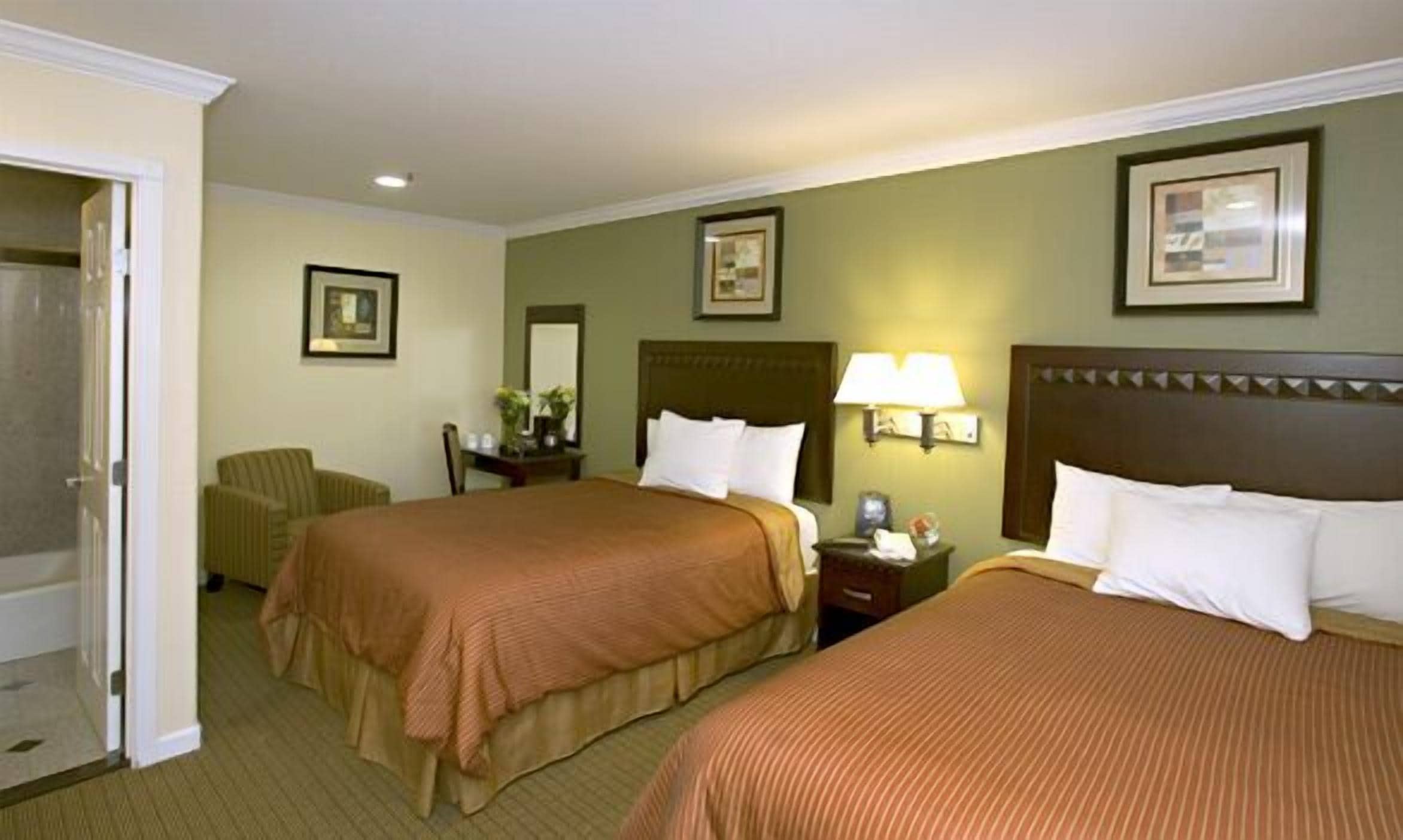 Zimmersafe, Schreibtisch, Verdunkelungsvorhänge, Bügeleisen/Bügelbrett