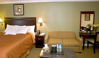 Cofres nos quartos, escrivaninha, cortinas blackout