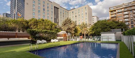 2 útilaugar, opið kl. 10:00 til kl. 21:00, sólstólar