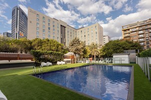 2 piscinas externas, funciona das 10h às 21h, espreguiçadeiras