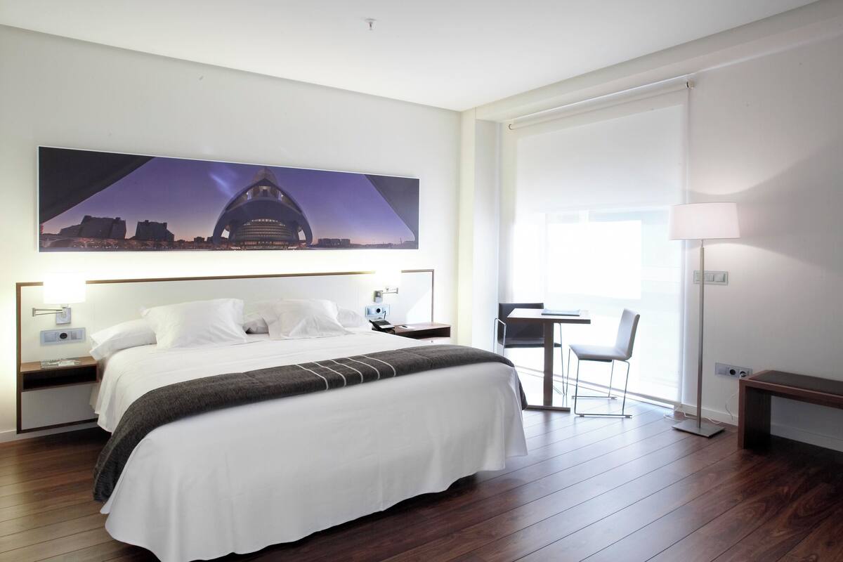Ropa de cama de alta calidad, cubrecamas y minibar 