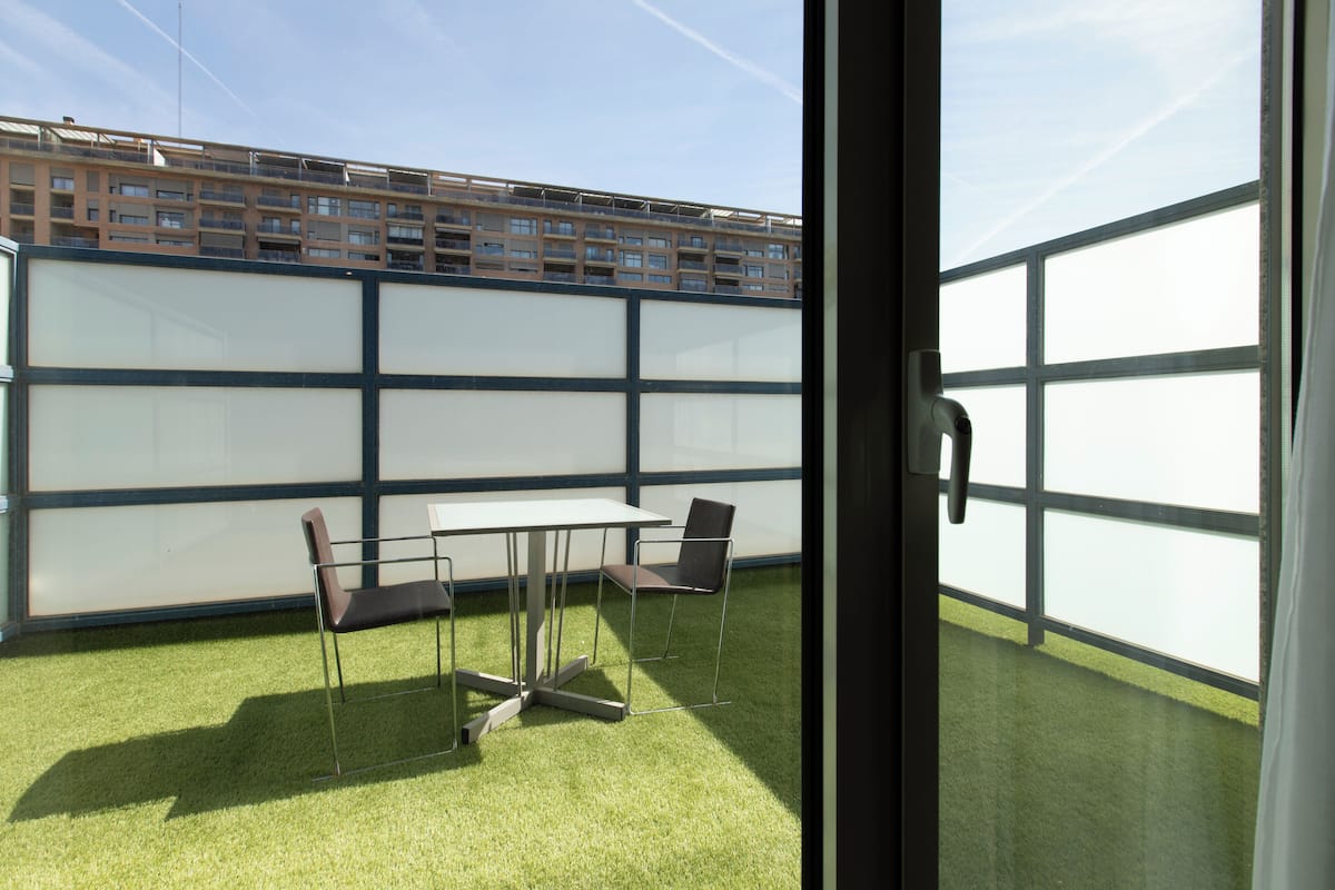 Chambre supérieure double ou avec lits jumeaux, terrasse | Literie de qualité, couette en duvet, minibar