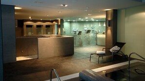 Un moderno espacio de spa con una recepción, una zona de estar y una piscina.