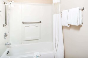 Standardzimmer, 2 Queen-Betten, barrierefrei, Nichtraucher | Badezimmer | Duschwanne, kostenlose Toilettenartikel, Haartrockner, Handtücher