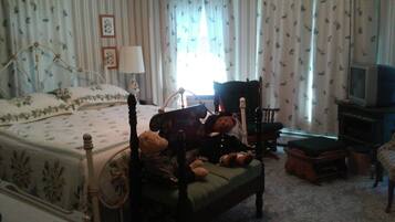 Premium bedding, individually decorated, individually furnished, desk