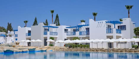 Indoor pool, 2 outdoor pools, pool umbrellas, pool loungers
