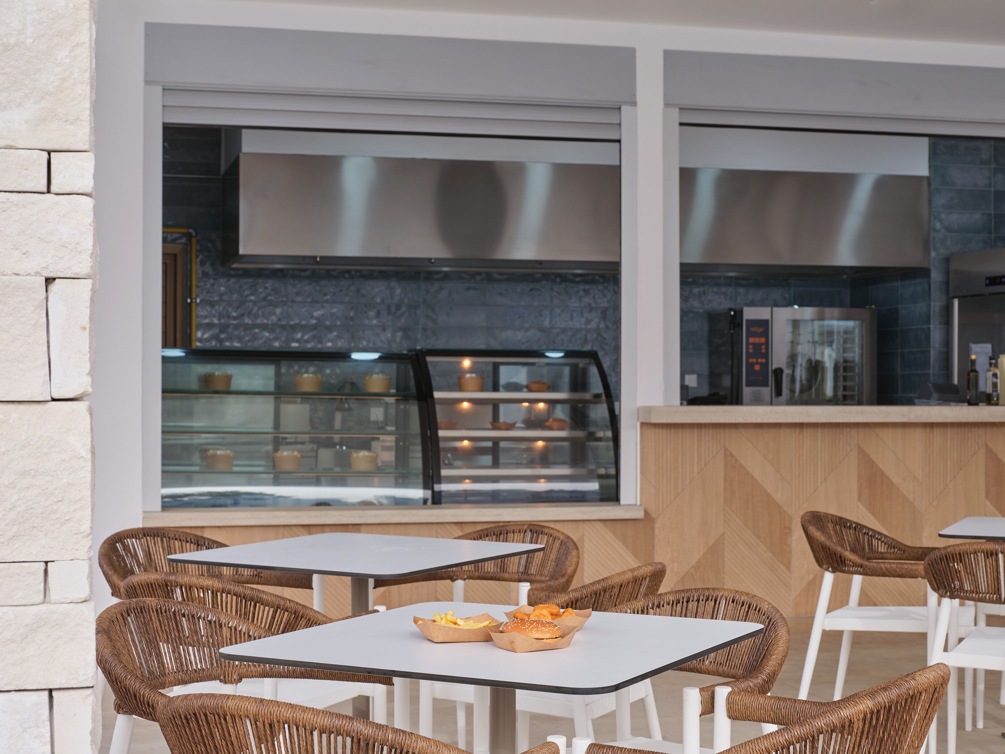 Ein Restaurant mit Außenbestuhlung, einer Theke und einer Auslage.