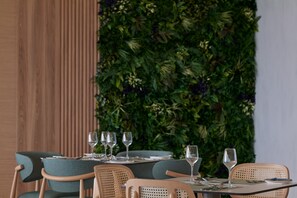 2 restaurants, serveren ontbijt