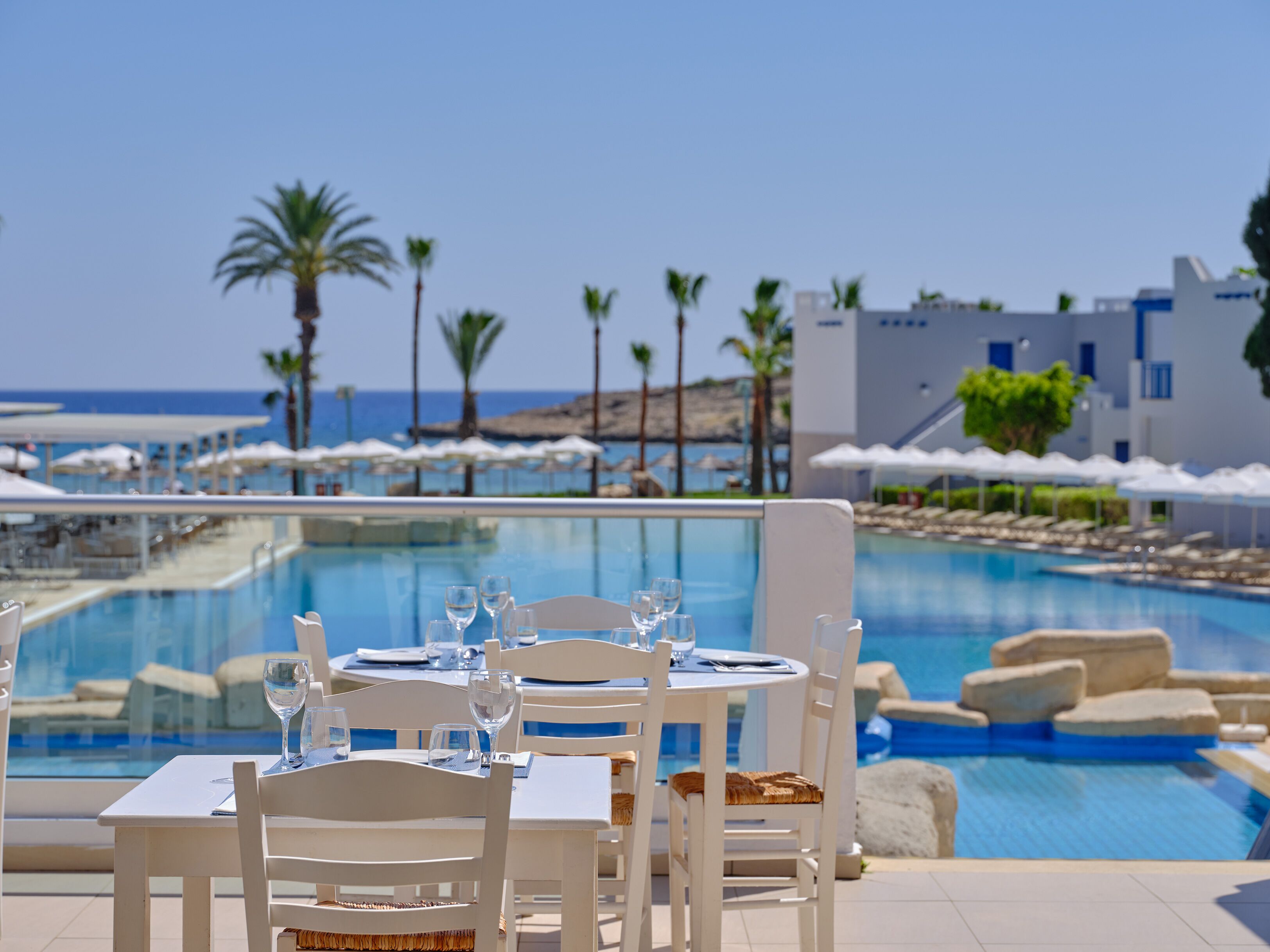 2 restaurants, breakfast served