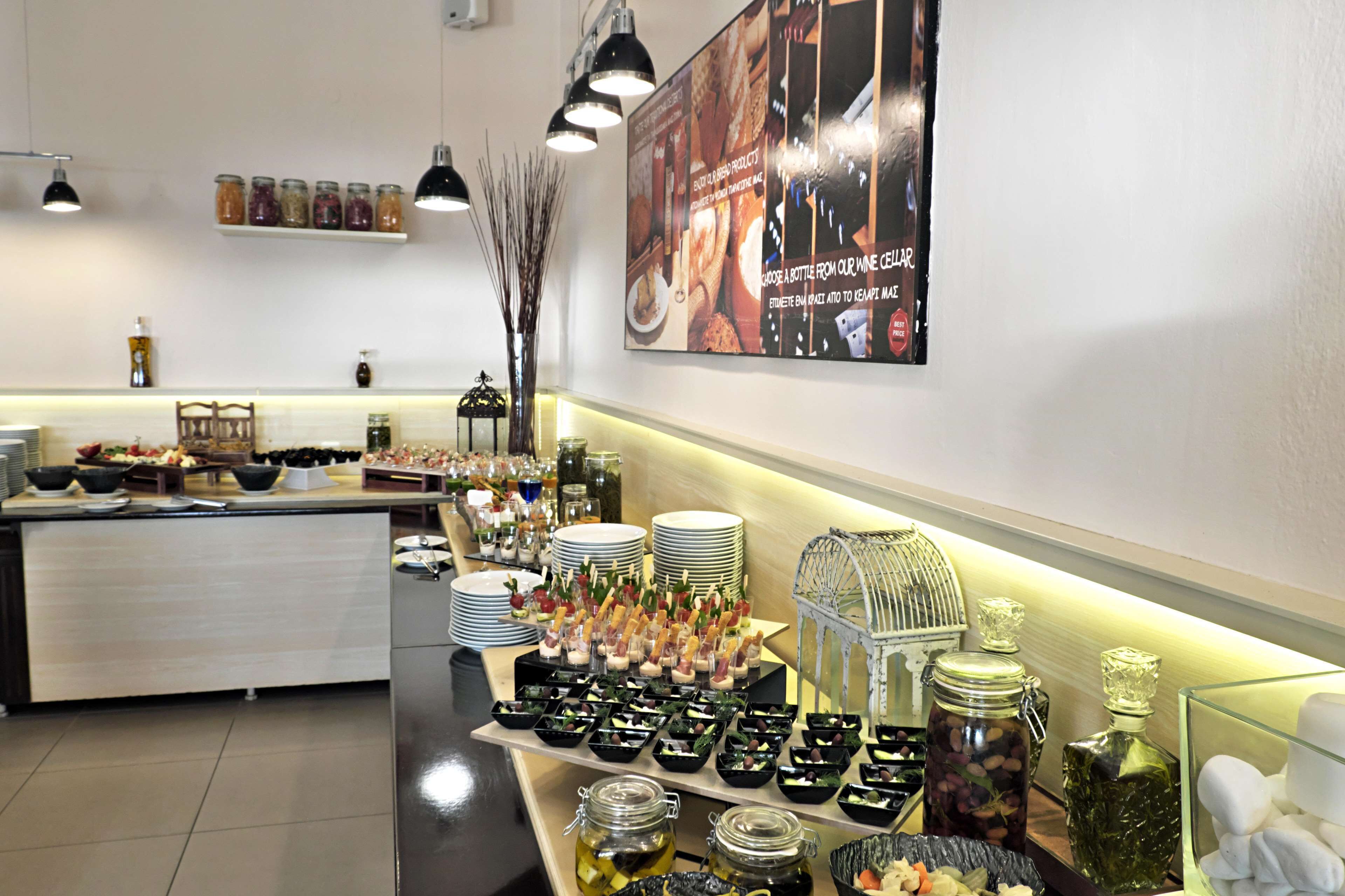 Un espace buffet proposant différents stands de restauration, notamment des salades, des desserts et des boissons.