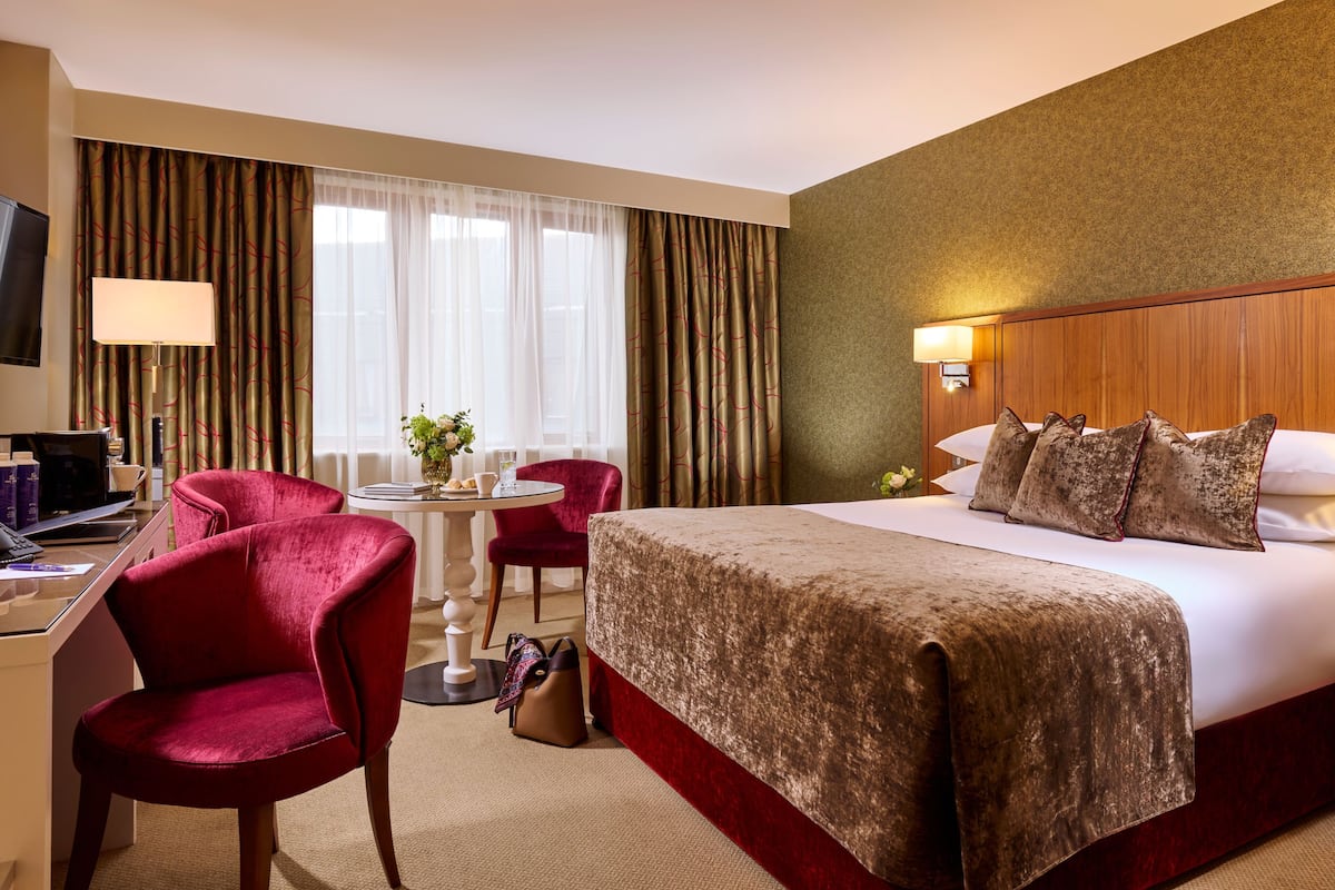 خزنة داخل الغرفة ومكتب وستائر تعتيم ومكواة/لوح كي