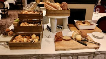 Daily full breakfast (EUR 15 per person)