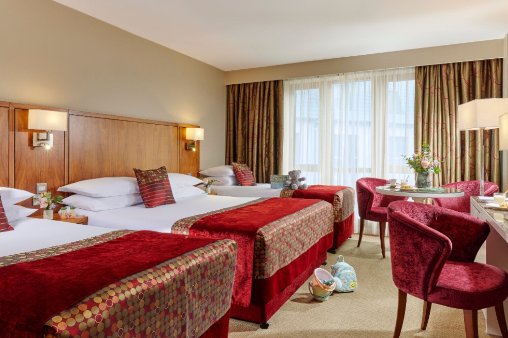 Habitación familiar | Caja fuerte, escritorio, cortinas opacas y tabla de planchar con plancha