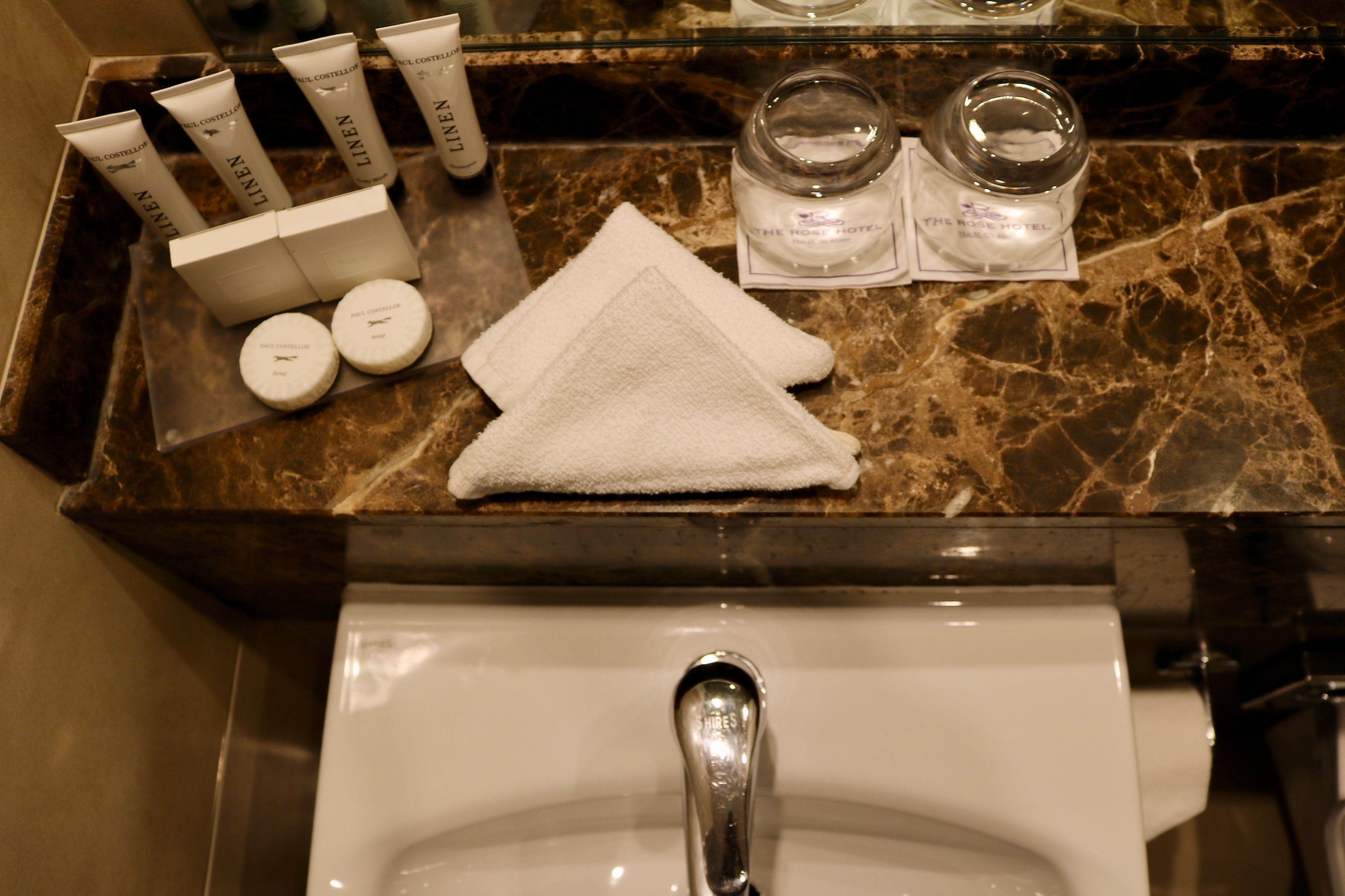 combined shower/bathtub, hair dryer, towels