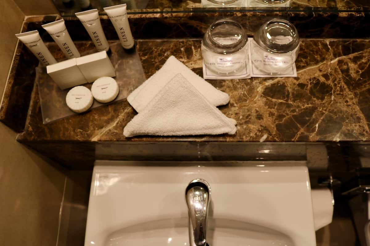 combined shower/bathtub, hair dryer, towels