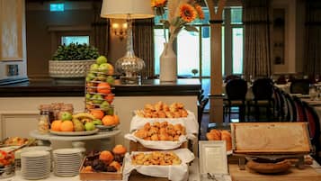 Daily full breakfast (EUR 18 per person)