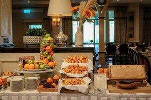 Daily full breakfast (EUR 18 per person)