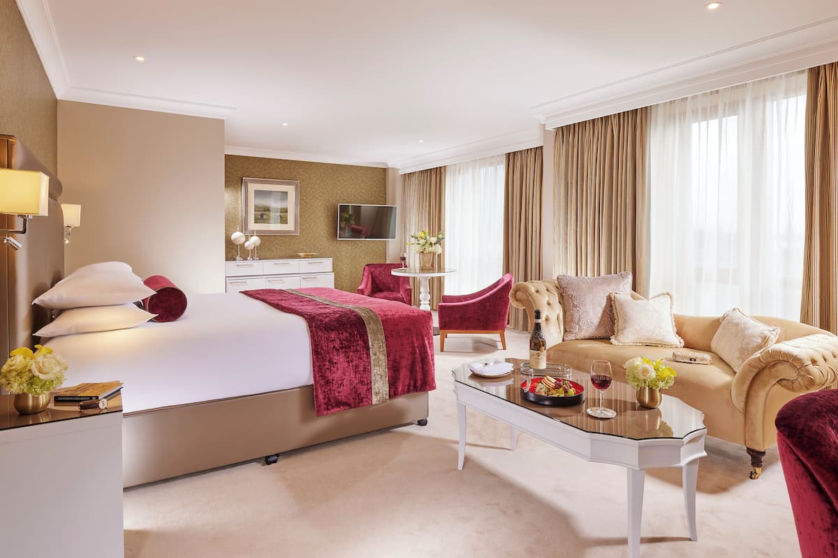 Junior Suite | 1 bedroom, in-room safe, desk, blackout drapes