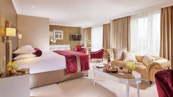 Junior Suite | In-room safe, desk, blackout curtains, iron/ironing board