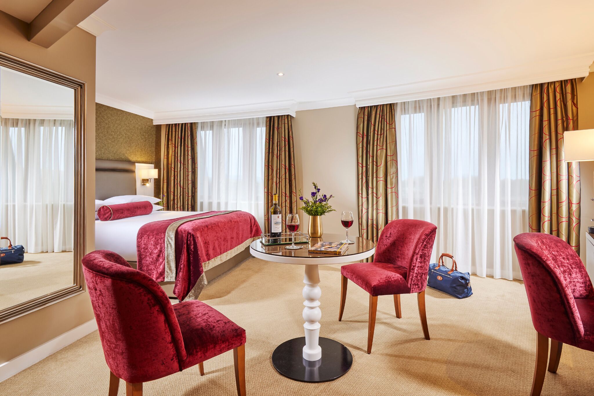 Habitación ejecutiva doble | Caja fuerte, escritorio, cortinas opacas y tabla de planchar con plancha