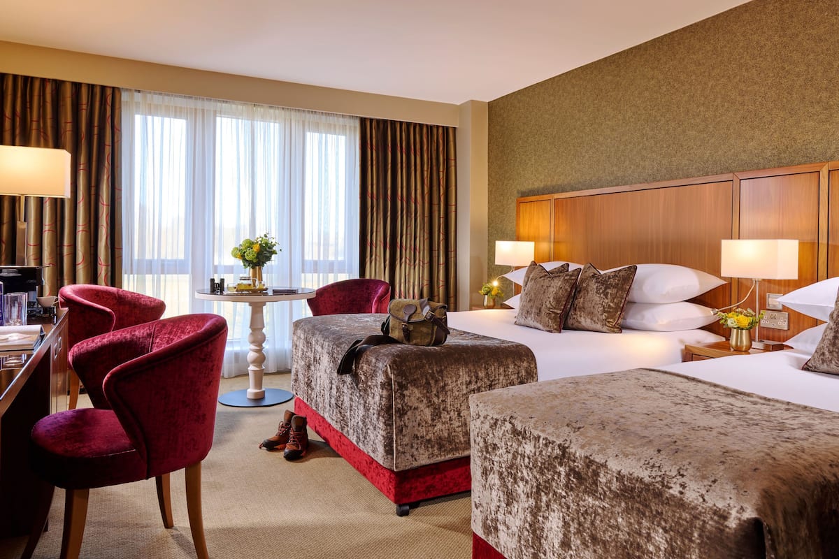 خزنة داخل الغرفة ومكتب وستائر تعتيم ومكواة/لوح كي