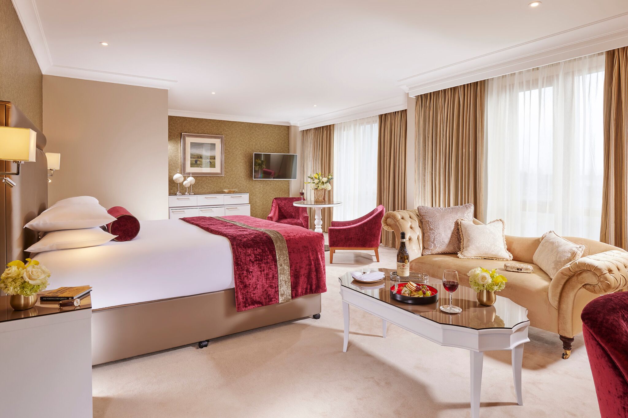 Habitación junior doble | Caja fuerte, escritorio, cortinas opacas y tabla de planchar con plancha