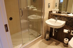 エグゼクティブ ダブルルーム | セーフティボ  ックス (室内)、デスク、遮光カーテン、アイロン / アイロン台