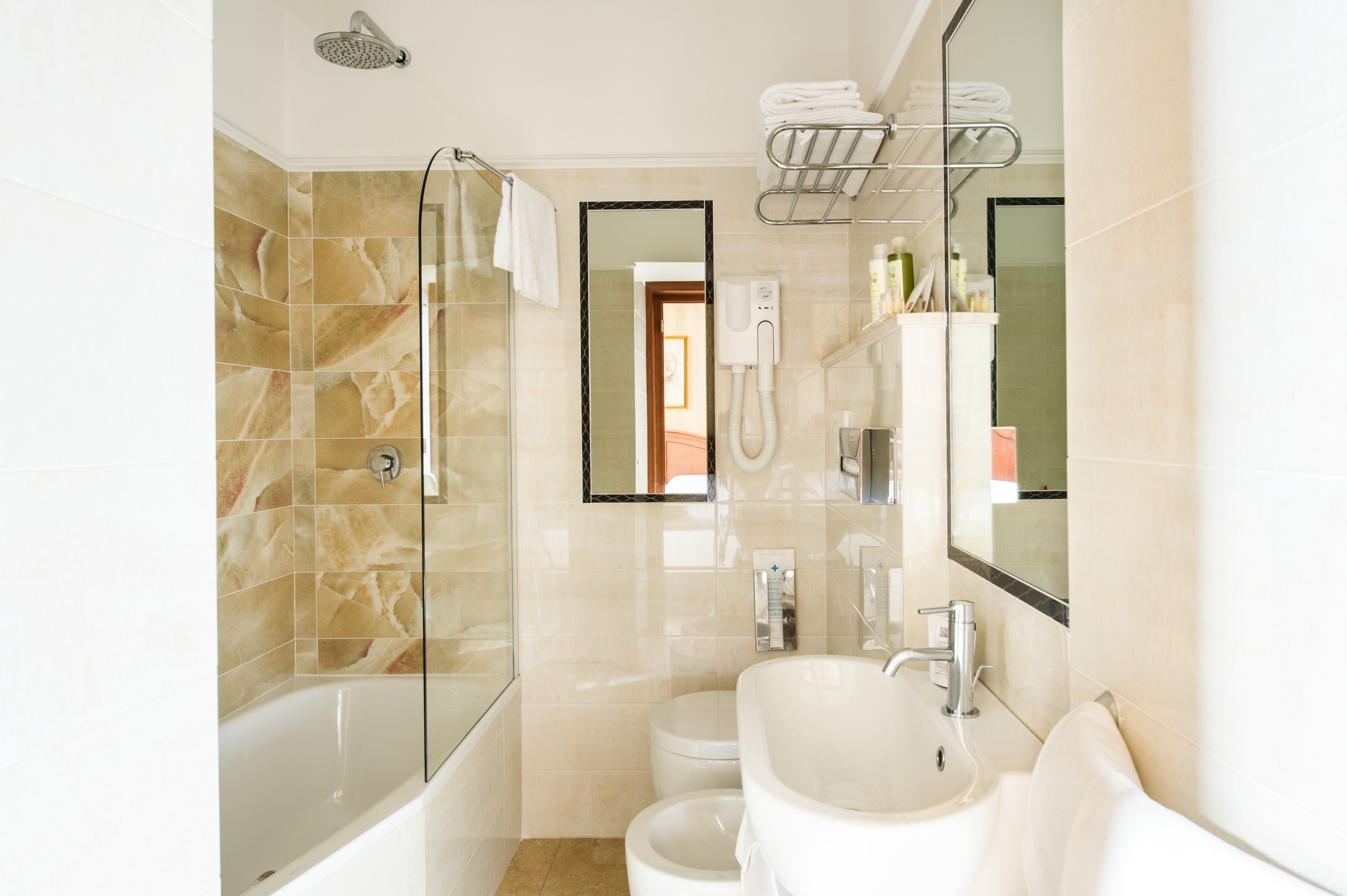 combined shower/bathtub, free toiletries, hair dryer, bidet