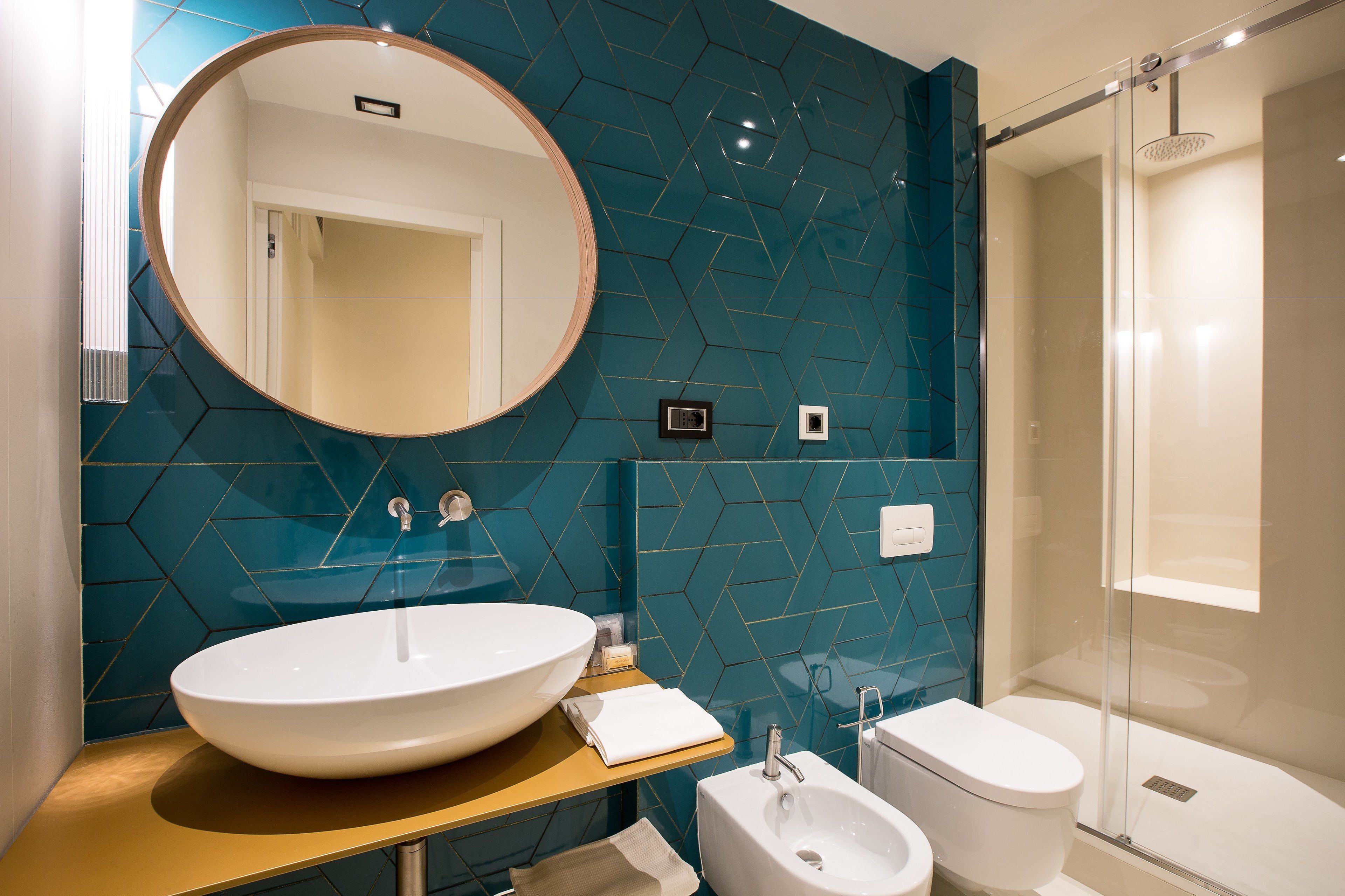 premium double room single use | bathroom | combined shower/bathtub, free toiletries, hair dryer, bidet