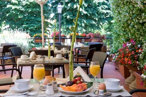 Daily English breakfast (EUR 9 per person)