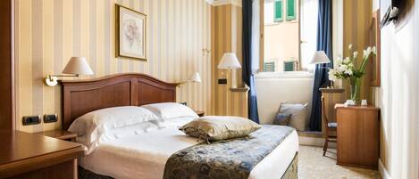 ميني بار وخزنة داخل الغرفة ومكتب وستائر تعتيم