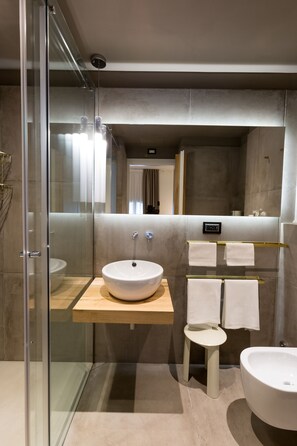 Premium Double Room | Bathroom | Combined shower/tub, free toiletries, hair dryer, bidet - Hotel Silla (Florence)