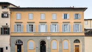 A hotel facade with a sign reading "HOTEL SILLA." - Hotel Silla (Florence)