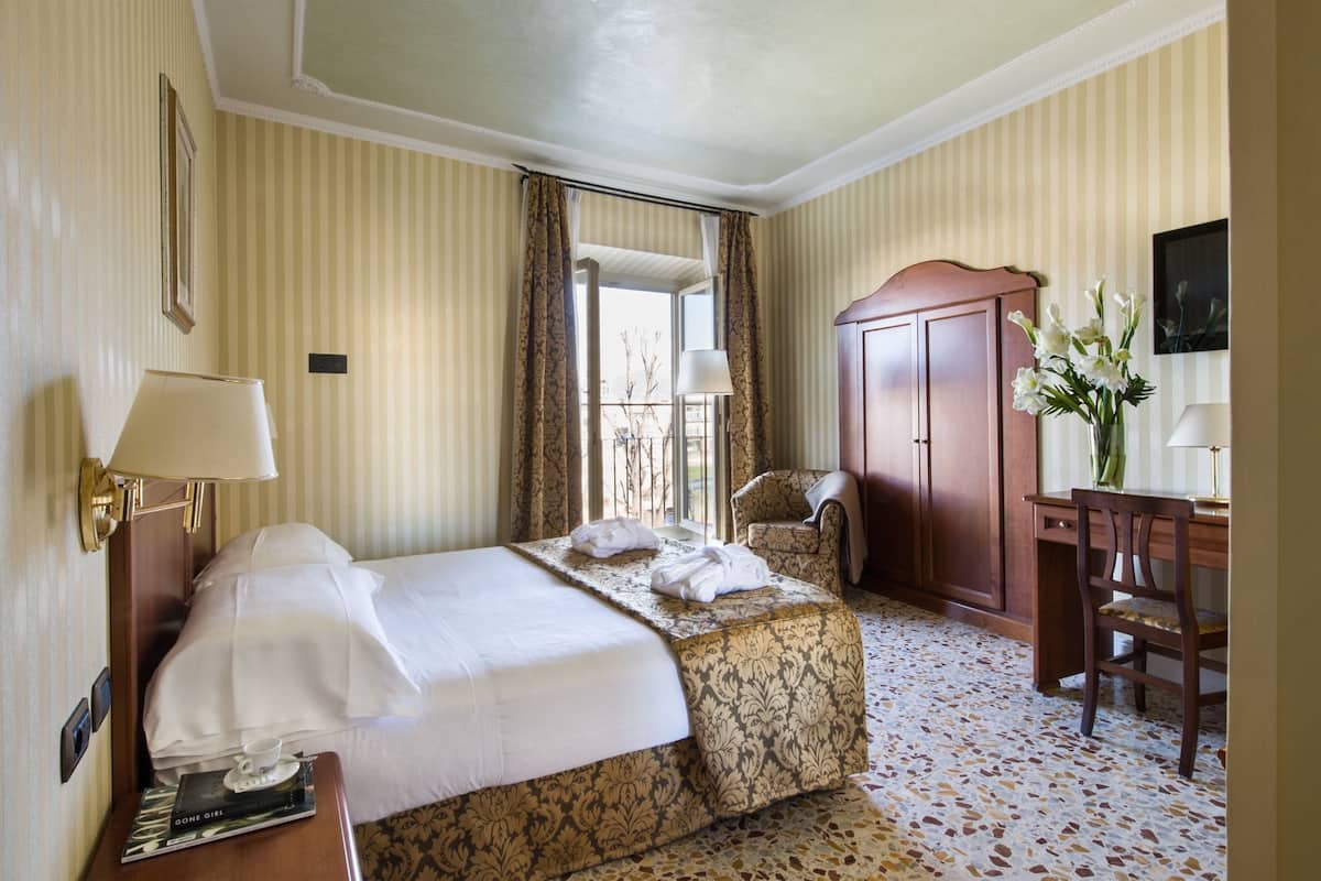 Comfort Quadruple Room | Minibar, in-room safe, desk, blackout curtains
