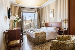Minibar, in-room safe, desk, blackout curtains - Hotel Silla (Florence)