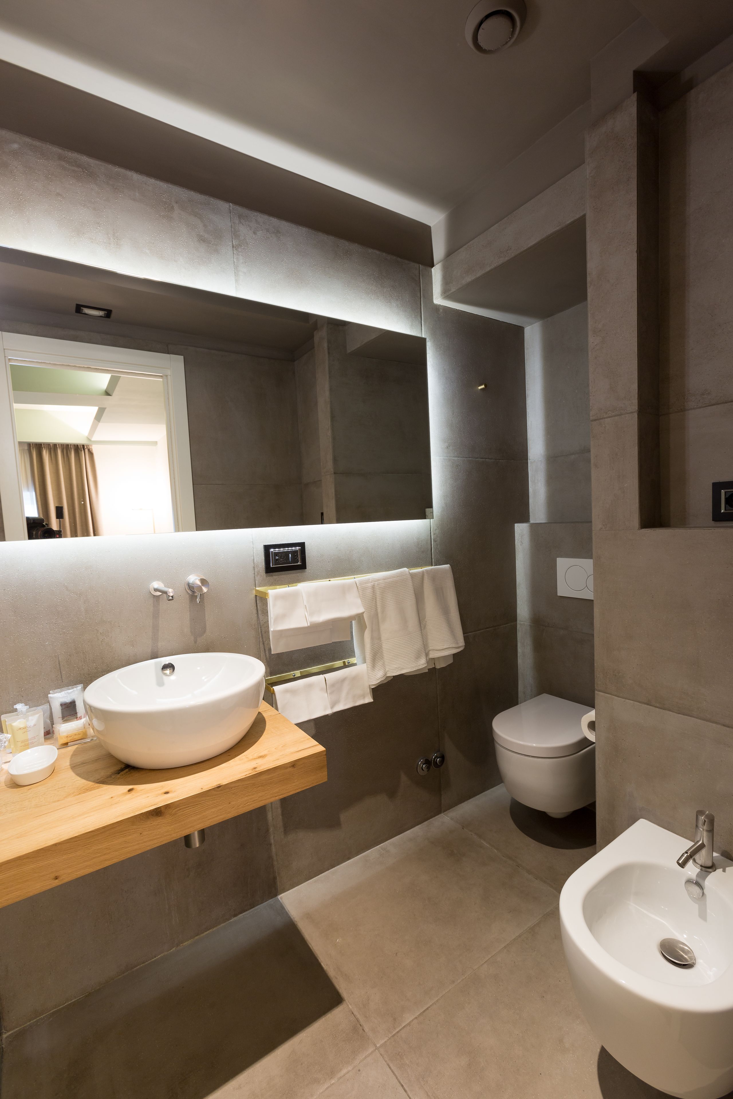 premium double or twin room | bathroom | combined shower/bathtub, free toiletries, hair dryer, bidet