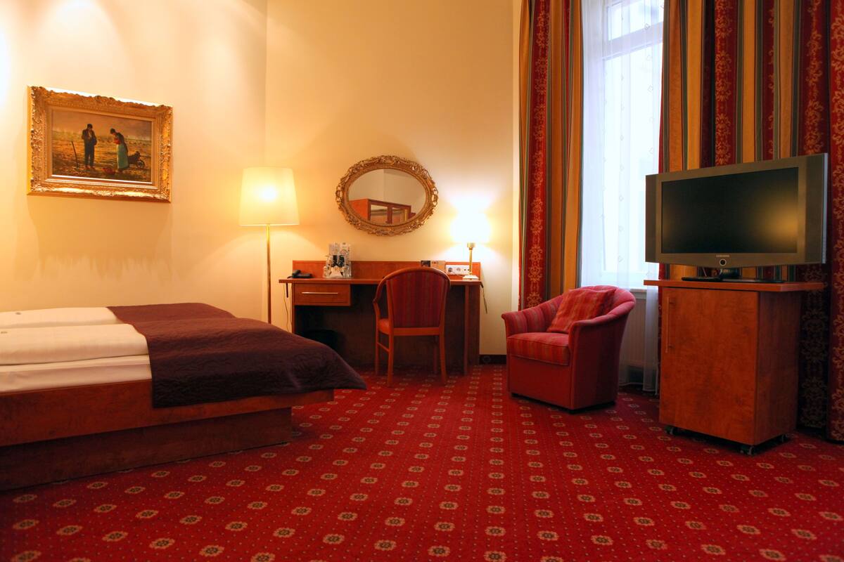 Hypo-allergenic bedding, in-room safe, desk, free WiFi